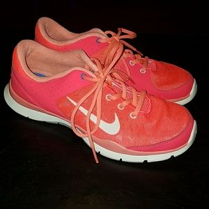 LIKE NEW nike coral pink blue training tennis shoe